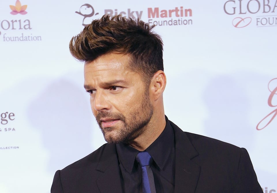 Duro golpe para Ricky Martin, su padre está internado por COVID-19