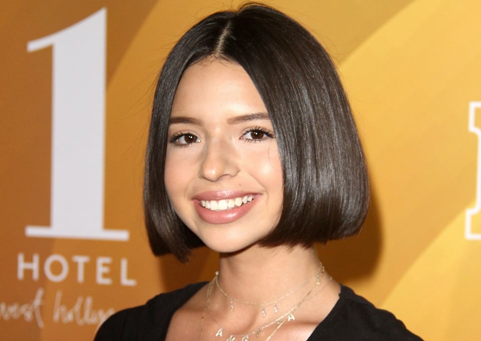 Ángela Aguilar aparece en video de TikTok rechazando las rosas y la serenata que le llevaron; al final se las avientan en la cara featured image