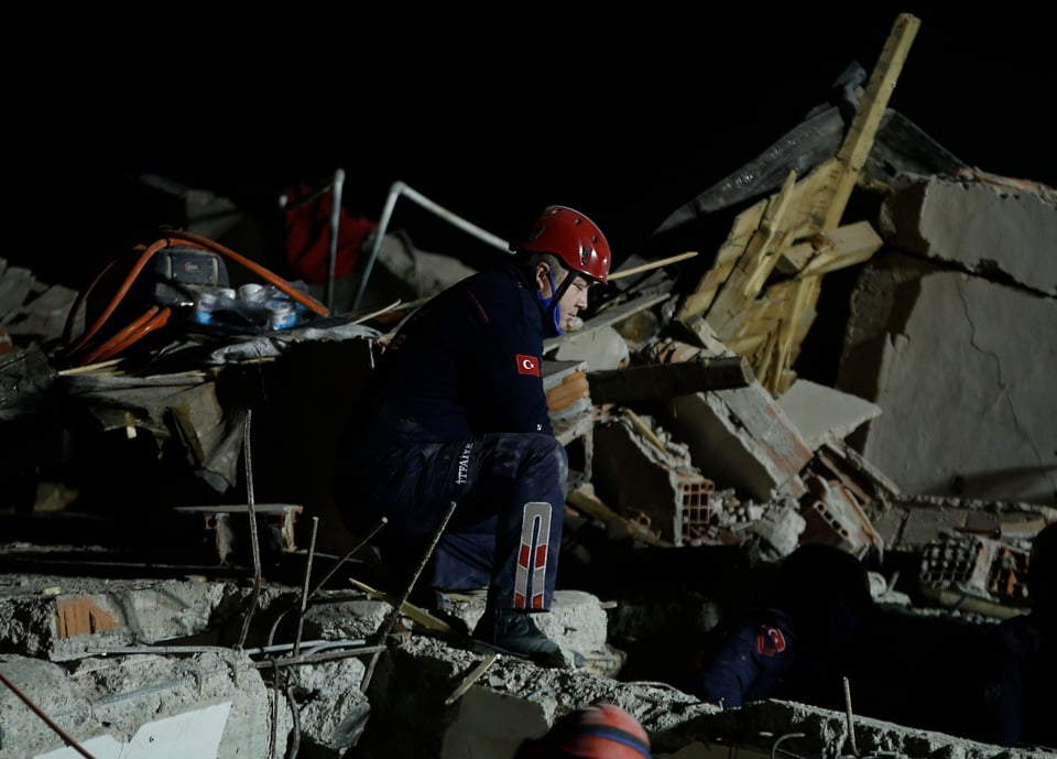 ¡Milagro! Tras devastador terremoto en Turquía, rescatan a un anciano 34 horas después