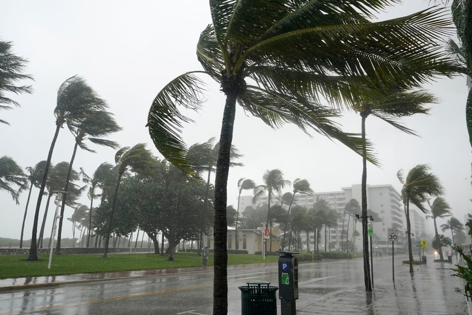 Tormenta Eta toca tierra en Florida con fuertes lluvias y viento