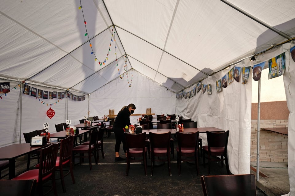 Prohiben a restaurantes tener servicio de comedor en el condado de Los Angeles