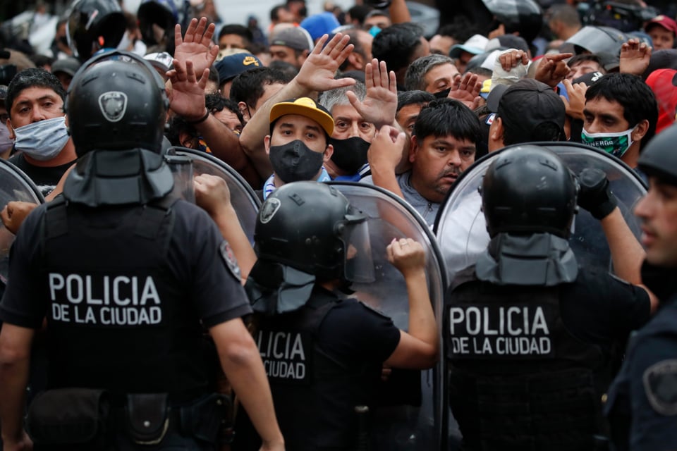 Con empujones y sin respetar la sana distancia, miles lloran en funeral de Maradona (FOTOS Y VIDEO)