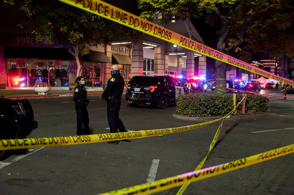 Muere una segunda víctima de tiroteo en centro comercial en California