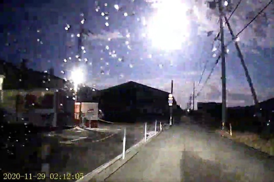 Curioso: Meteoro se desintegra con una gran explosión en el cielo de Japón (VIDEOS)