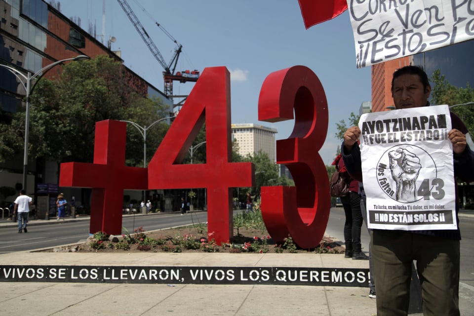 Detienen a primer militar por la desaparición de los 43 de Ayotzinapa en México