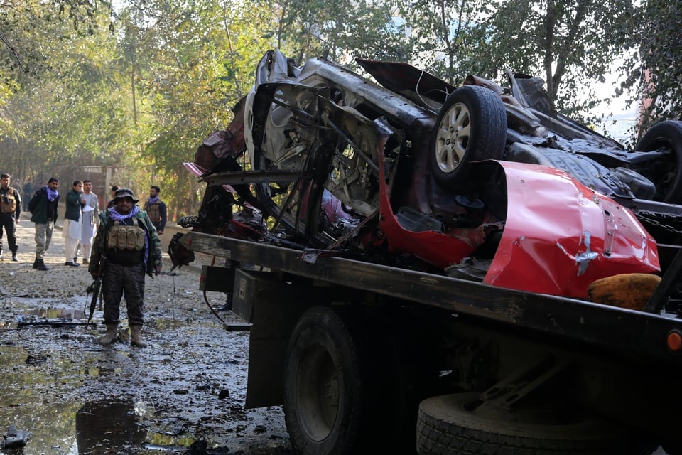 Explota vehículo de periodista en Kabul (FOTO)