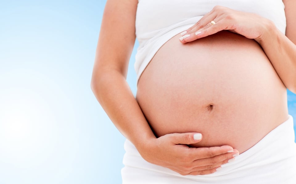 Da luz a su nieta para cumplir sueño de su hija (FOTO)