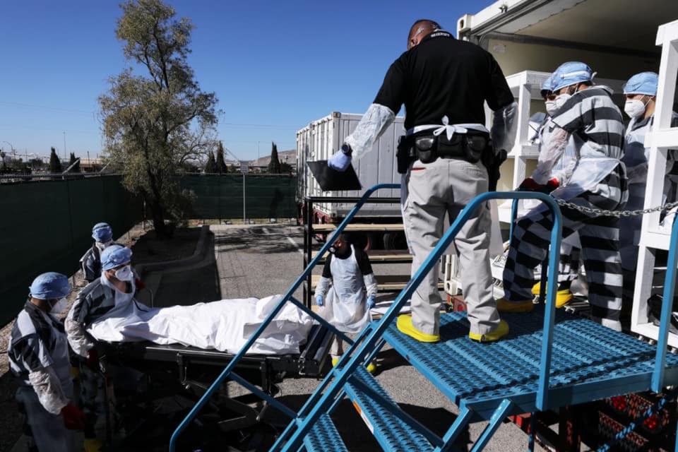 Reos en El Paso ayudan a mover cadáveres del coronavirus (FOTOS)