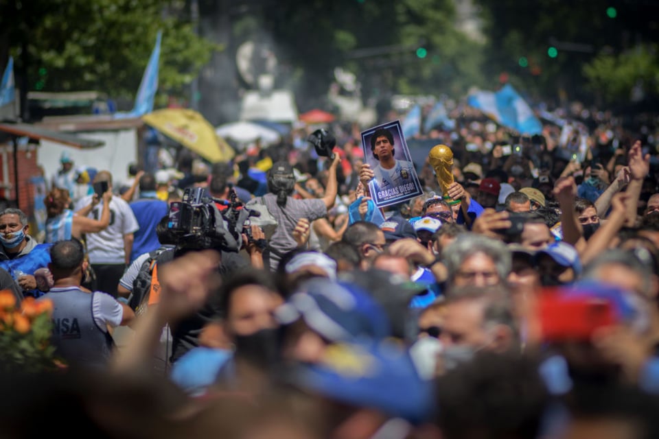Suspenden funeral de Maradona por disturbios y violencia por parte de sus fanáticos; se reportan varios heridos
