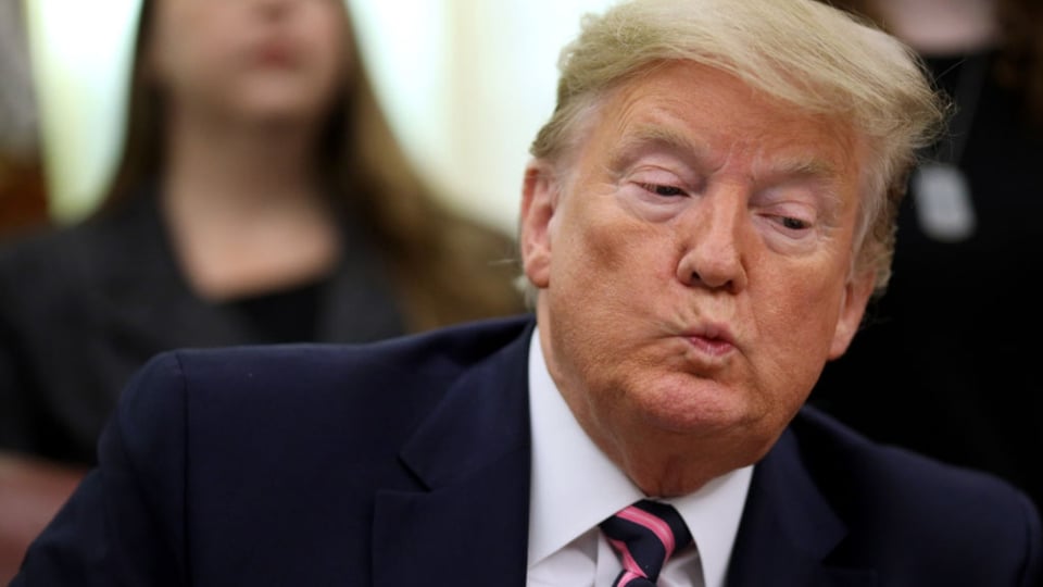 Juez bloquea la polémica regla de carga pública de Trump contra los migrantes