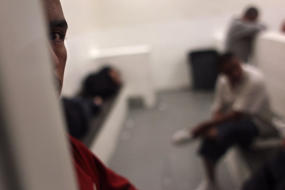 Aumenta presión a ICE para liberar detenidos ante nueva ola de COVID-19