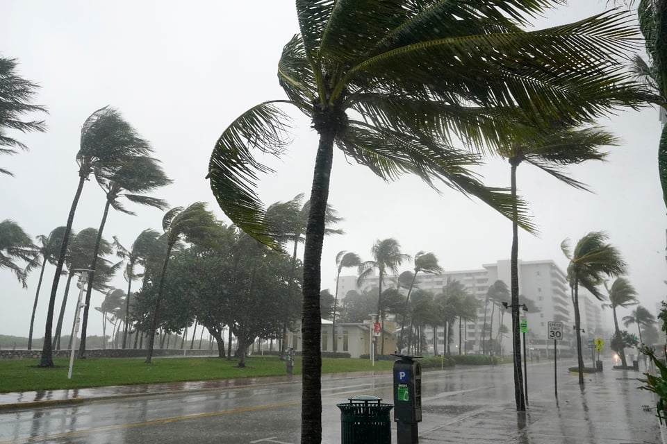 Huracán Eta retoma fuerza al llegar a Florida y emiten alerta (FOTOS)