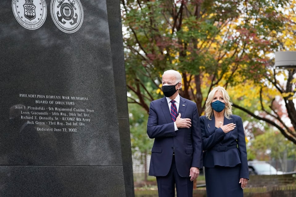 Tras elecciones, reaparece Donald Trump en evento del Día de los Veteranos (FOTO)