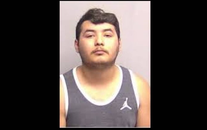 Jesse Solís fue detenido en Edinburg, Texas, acusado de homicidio en un caso que comenzó como el reporte de un accidente vial.