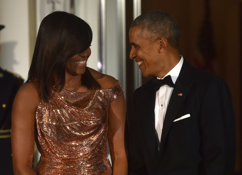 Libro de Barack Obama supera en ventas al de su esposa Michelle Obama y ella envía mensaje al exmandatario de EEUU