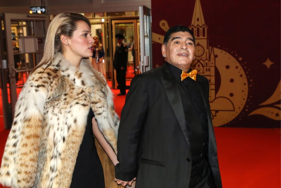 La última novia de Maradona acusa a la familia del futbolista de no permitirle la entrada a su funeral