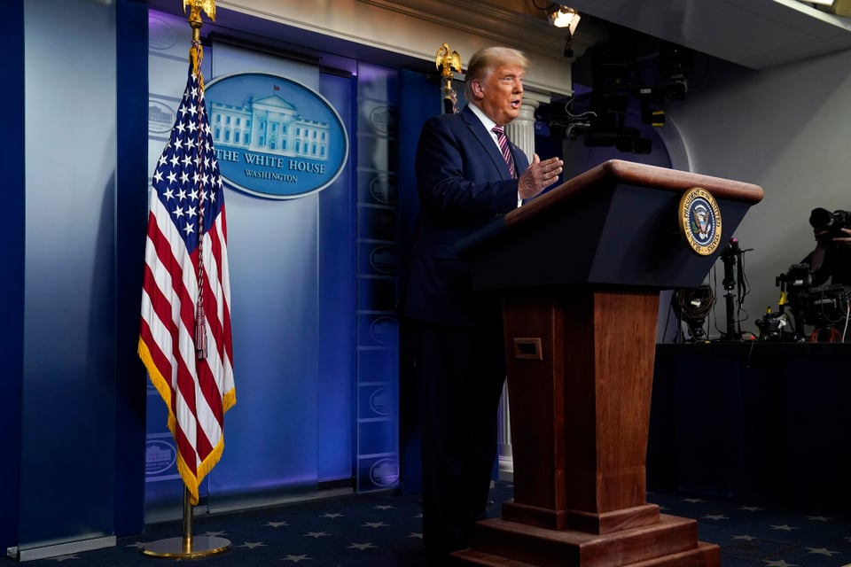 Cadenas de noticias cortan a Trump en pleno discurso