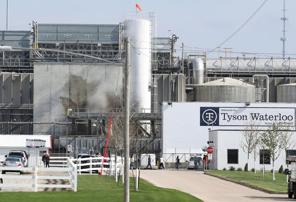 Tyson suspende a supervisores por apostar con brote de COVID-19