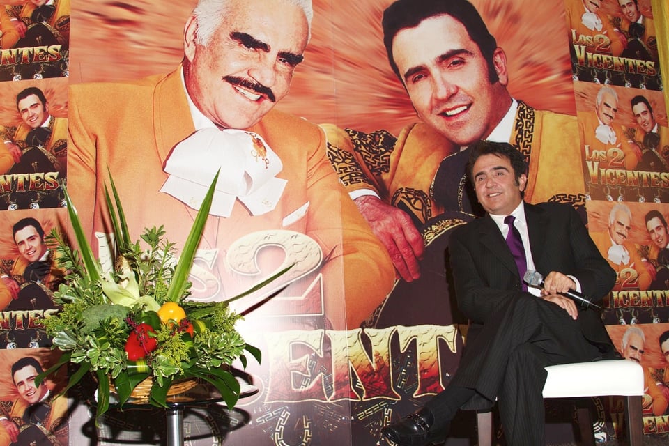 Vicente Fernández Jr presume a las hermanas de su novia, pero descubren secreto de familia (FOTO)