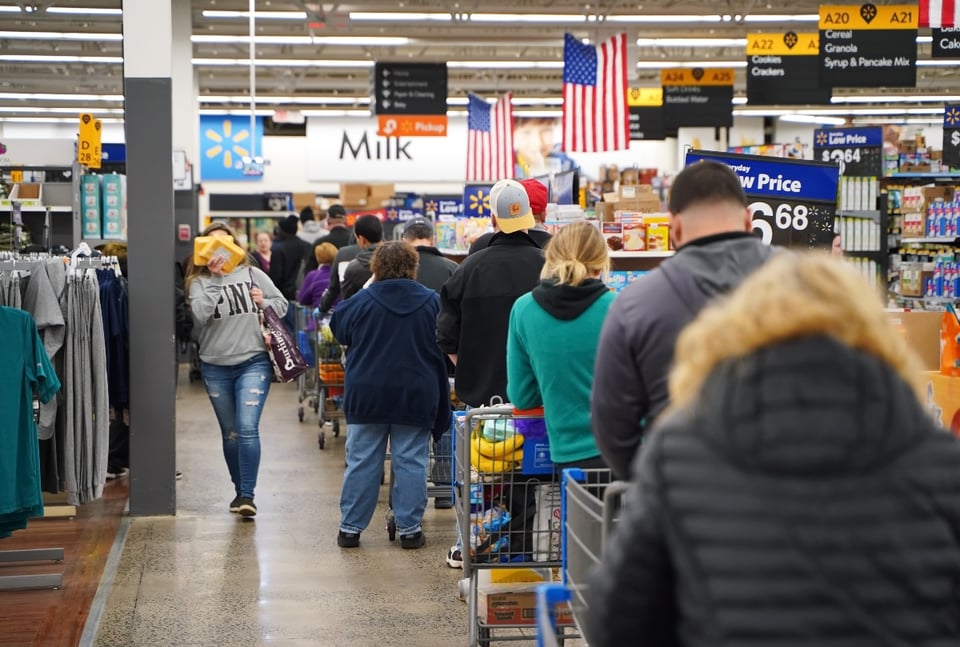 Walmart limita, otra vez, entrada de clientes ante aumento de casos de coronavirus (FOTO)