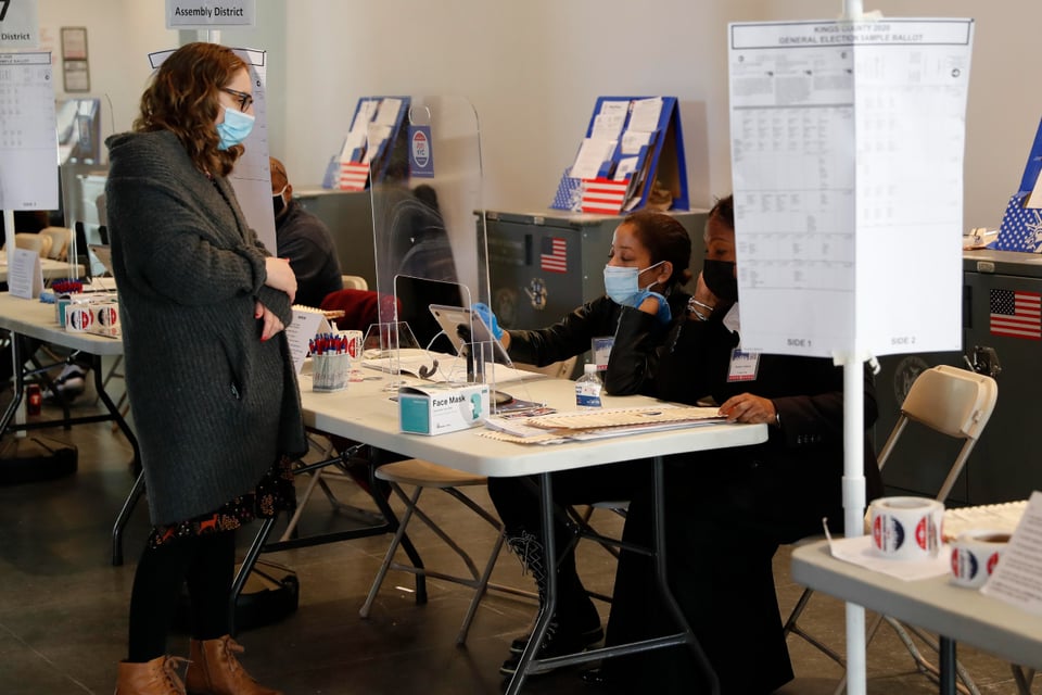 Caso de COVID-19 en centro electoral de Nueva York pone en riesgo a 1600 personas