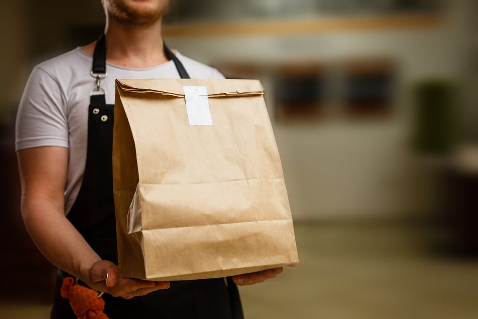 Sólo comida para llevar en Los Ángeles ante aumento de COVID-19