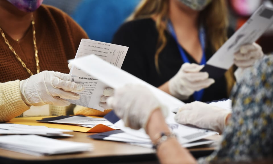 Descubren 2,600 votos «sin contar» tras recuento manual en Georgia