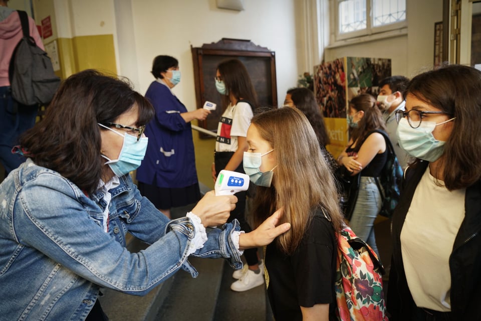 Nueva York abrirá escuelas primarias pese aumento de casos coronavirus