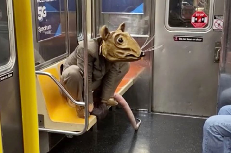 Hombre disfrazado de rata en metro de Nueva York causa shock en redes (VIDEO)