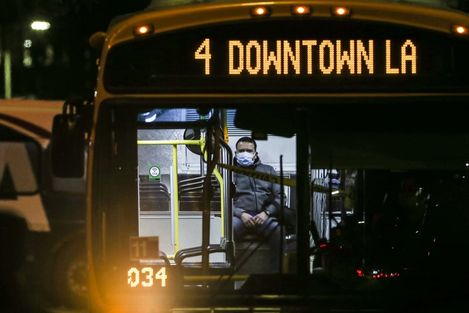 Californianos enfrentan desde hoy toque de queda para enfrentar el coronavirus