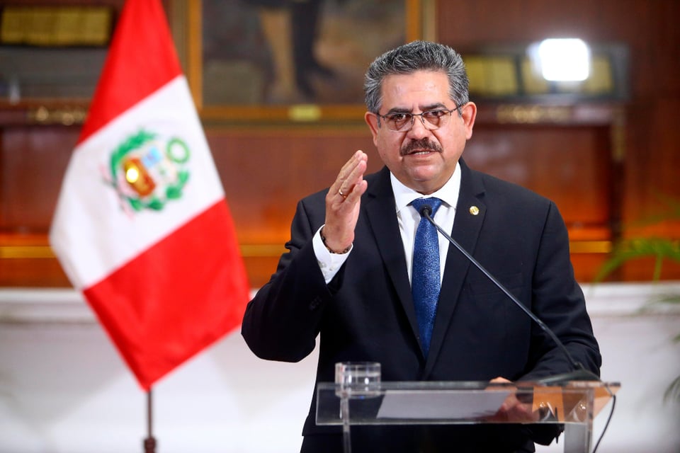 Presidente de Perú renuncia tras una semana de caos y protestas (VIDEO)