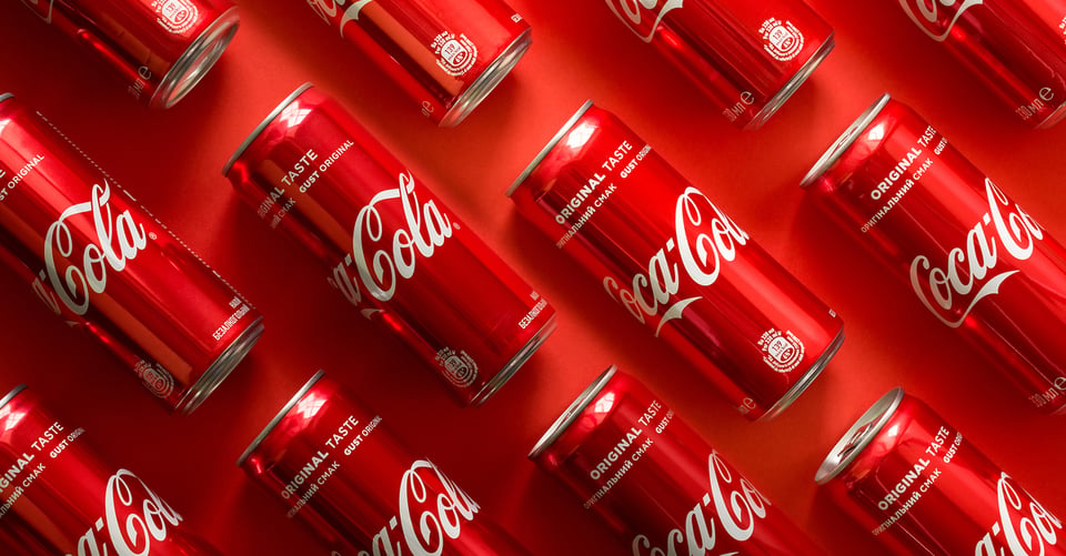 Cientos de latas de Coca-Cola retiradas del mercado por contener plástico