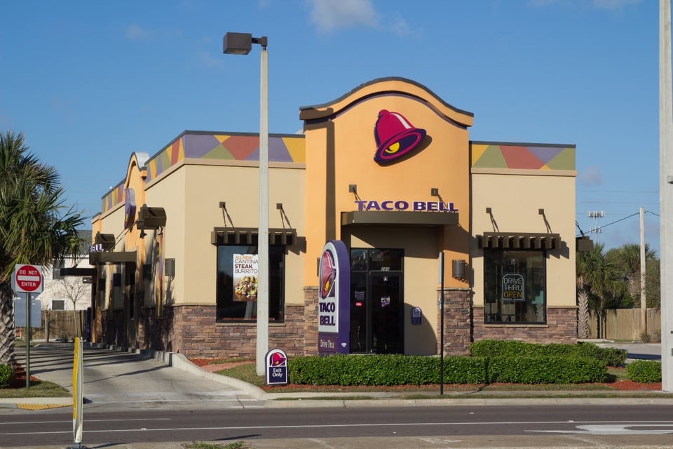 Empleados de Taco Bell llaman a la policía porque cliente se pelea por la salsa picante