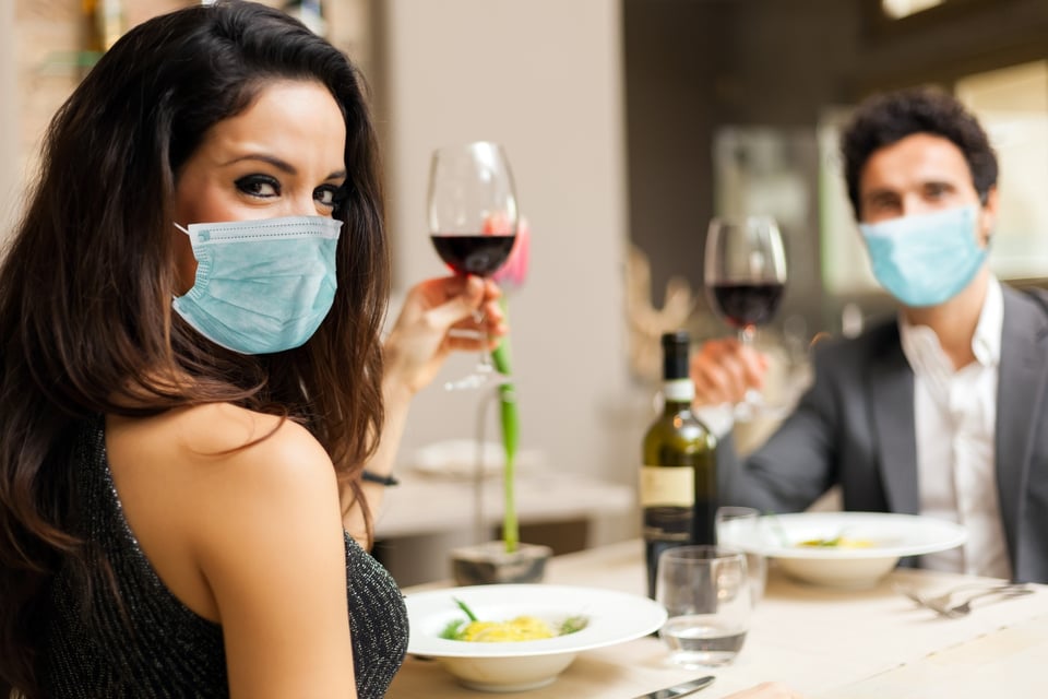 CDC recomiendan no cantar ni beber alcohol para prevenir la propagación del COVID-19 featured image