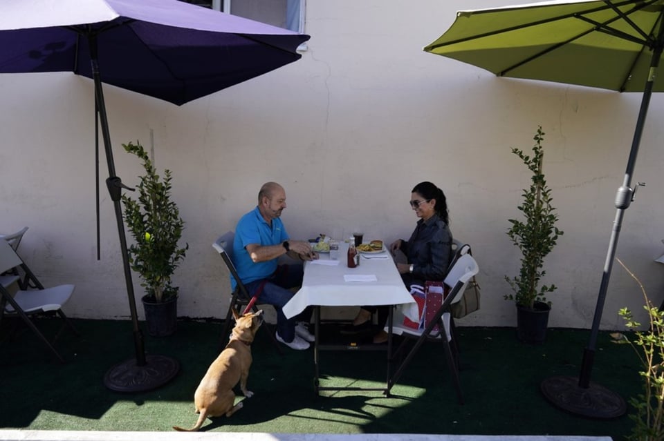 Pasadena se salta regla del condado de Los Ángeles y mantiene abiertos restaurantes al aire libre