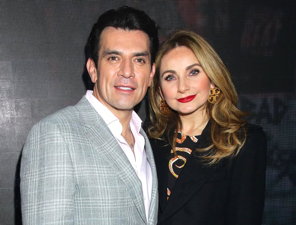 Luego de que Jorge Salinas apareciera caminando con bastón, su esposa Elizabeth Álvarez asegura que está bien