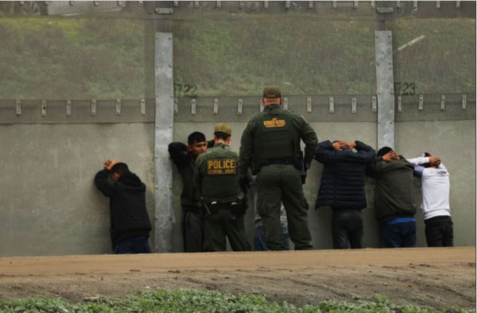 Coronavirus podría ser obstáculo para revertir reglas de Trump contra inmigrantes