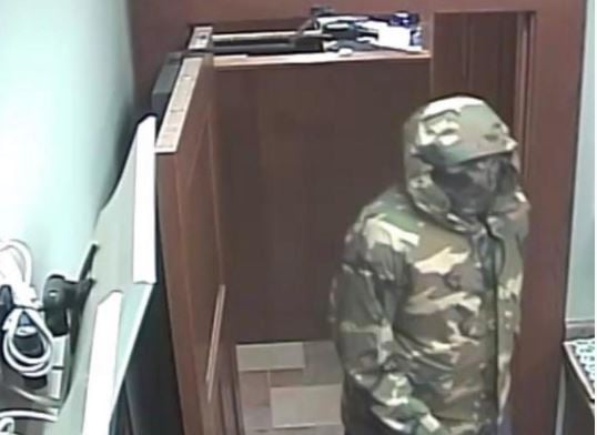 FBI busca al ‘Bandido demasiado alto’ acusado de robar 16 bancos en tres estados (Video) featured image
