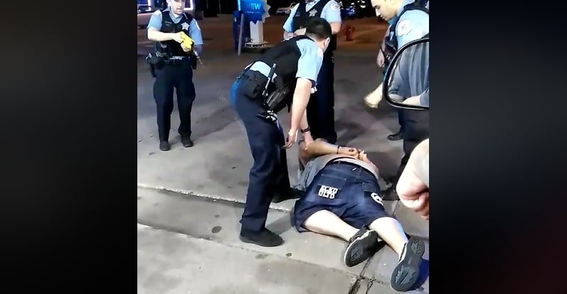 Hispano sufre abuso policial y termina arrestado frente a sus hijos