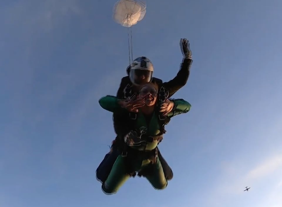 ¿TE ATREVERÍAS? Dos hispanos se encargan de ofrecer ADRENALINA PURA a más de 14 mil pies de altura featured image
