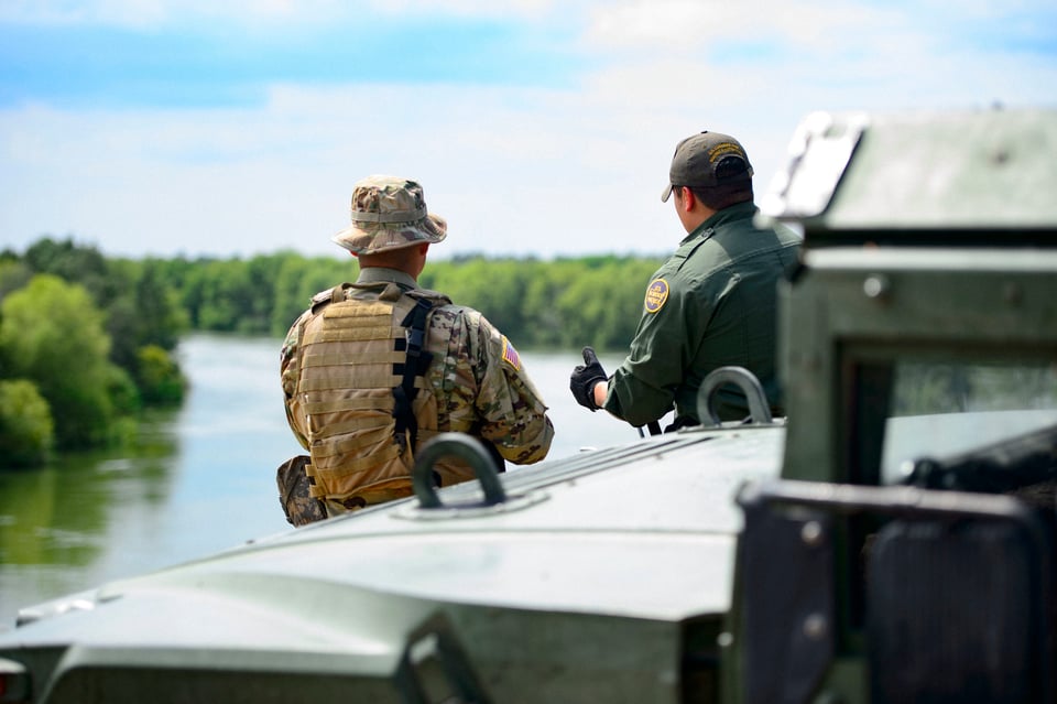 Trump autoriza a militares a proteger a Patrulla Fronteriza «si es necesario» featured image