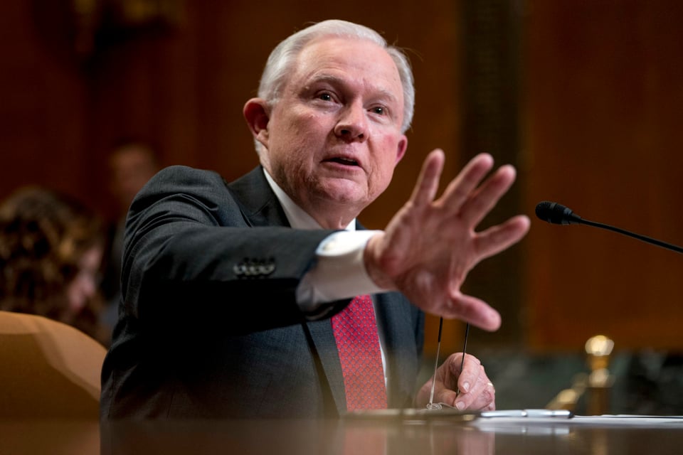 Sessions dejó sin definir derechos de inmigrantes que buscan asilo