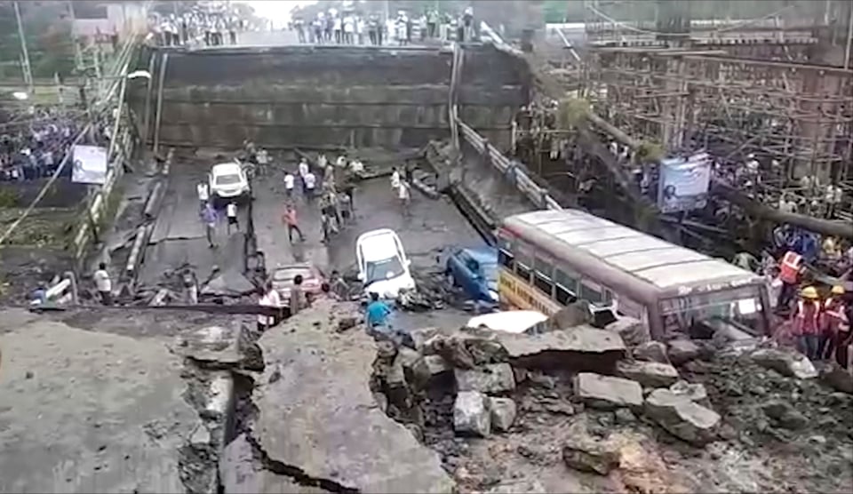 Se desploma paso elevado de una autopista en Calcuta, India