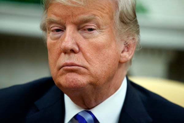 Trump clama «traición» ante un artículo anónimo y un libro en su contra