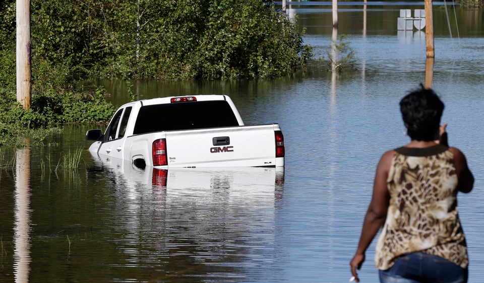 Entregan suministros en ciudad castigada por Florence