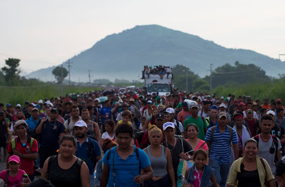 México desoye pedido de buses y caravana migrante debe andar (VIDEO) featured image