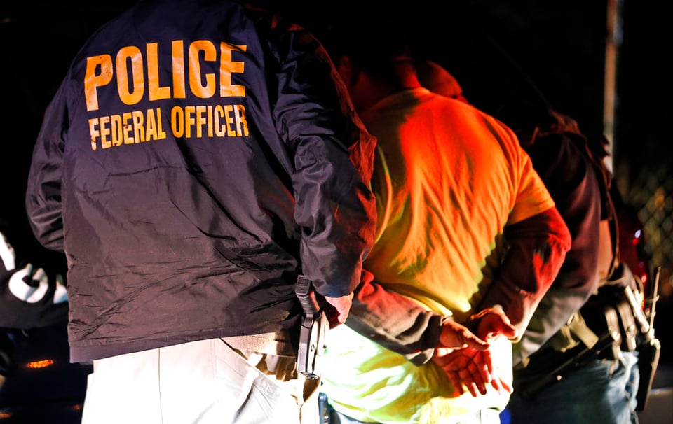 ICE alimenta por sondas a migrantes en huelga de hambre