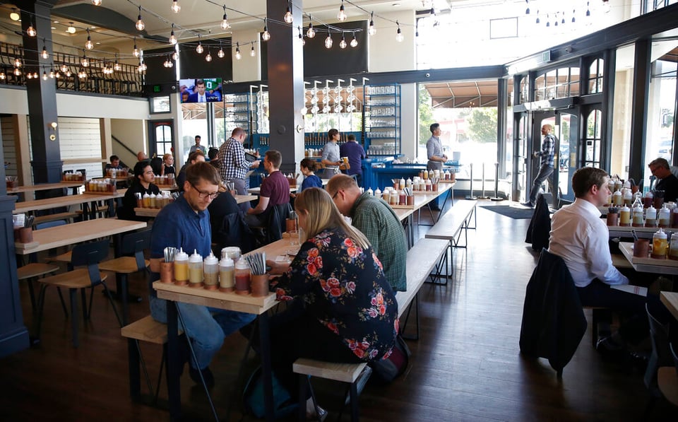 Restaurante de California prohibe entrada a clientes con gorra pro-Trump