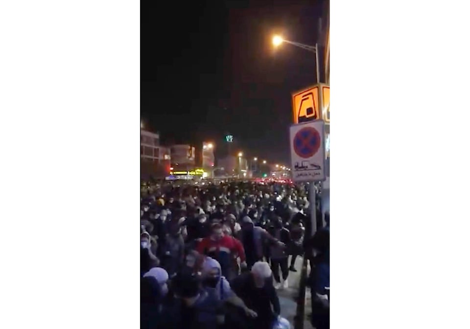 La policía iraní disparó contra manifestantes, según videos verificados