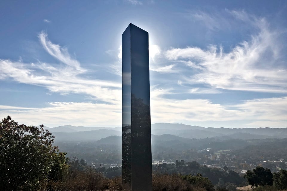 Ahora surge misterioso monolito en California tras desaparecer de Utah y Rumania